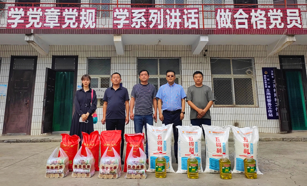 明博在线(中国)董事、副总经理、分公司经理、党总支书记崔向军一行与土池村村支部书记、驻村干部合影留念.jpg