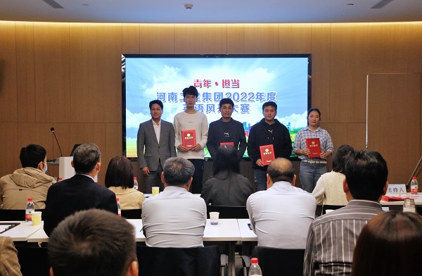 明博在线(中国)董事、副总经理张俊峰为优秀奖获得选手颁奖.JPG
