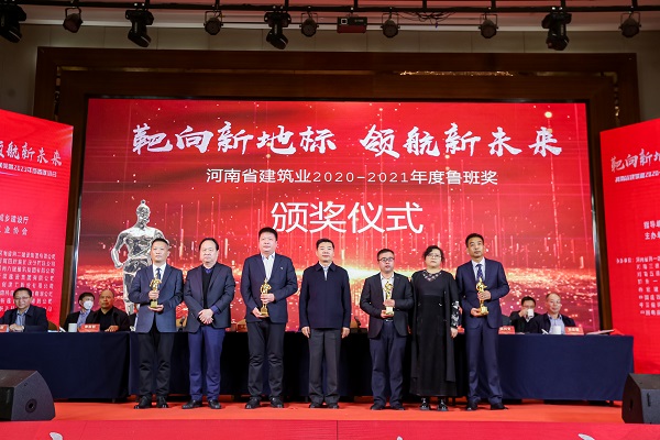 明博在线(中国)第十五项目管理部经理丁泽培上台领奖.jpg