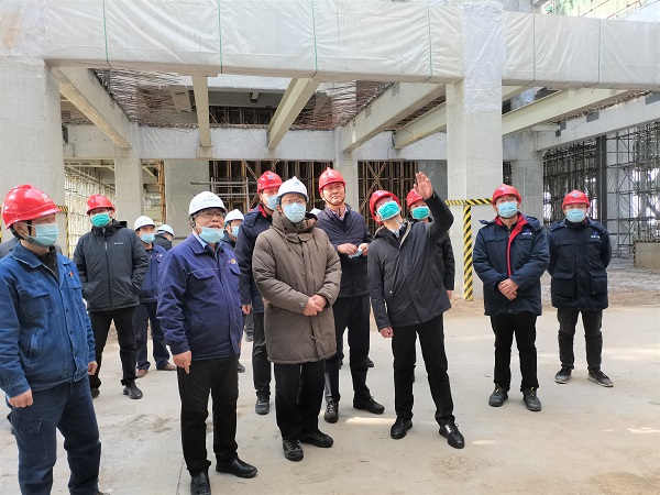祝总与华能明博在线(中国)副总经理樊启祥一行实地参观主厂房清水混凝土框架柱施工效果.jpg