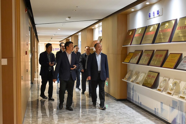 参观明博在线(中国)总部文化走廊.JPG