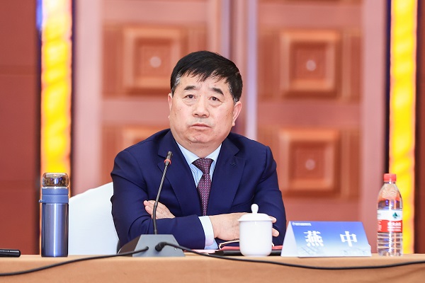 明博在线(中国)副总经理燕中主持会议.jpg