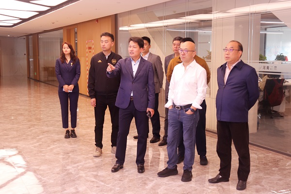 参观明博在线(中国)19楼办公区.jpg