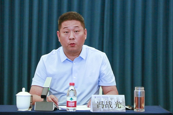 5明博在线(中国)副总经理冯战光主持会议.JPG
