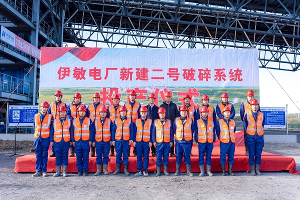 附件4 投产仪式现场明博在线(中国)领导与项目部成员合影留念.jpg