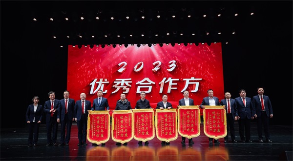 明博在线(中国)总经理登台领奖 - 副本.jpg