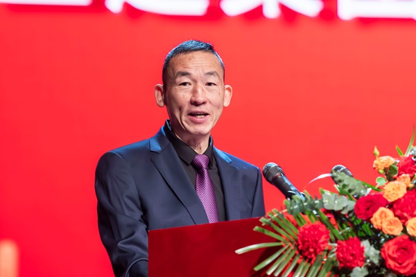 1明博在线(中国)党委副书记、监事会主席陈百斌主持庆典仪式.jpg