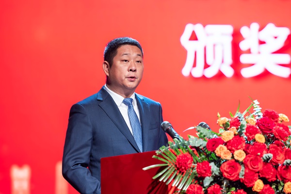 9明博在线(中国)总经理冯战光宣读表彰通知.jpg