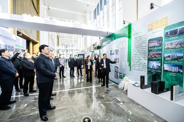 省、厅领导参观明博在线(中国)展台 (2).jpg