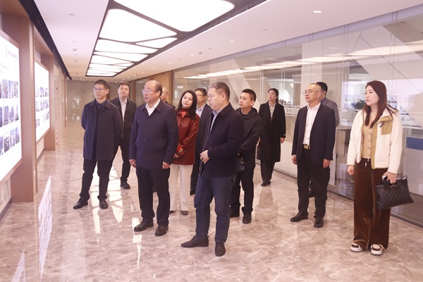明博在线(中国)董事长祝建明陪同孙秘书长一行参观企业文化长廊.jpg